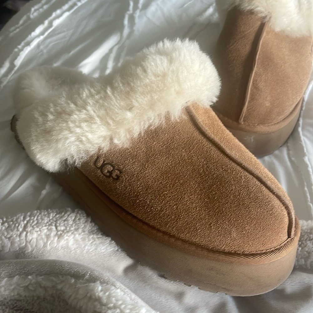 UGG slide on platform slipper like new, women’s 10